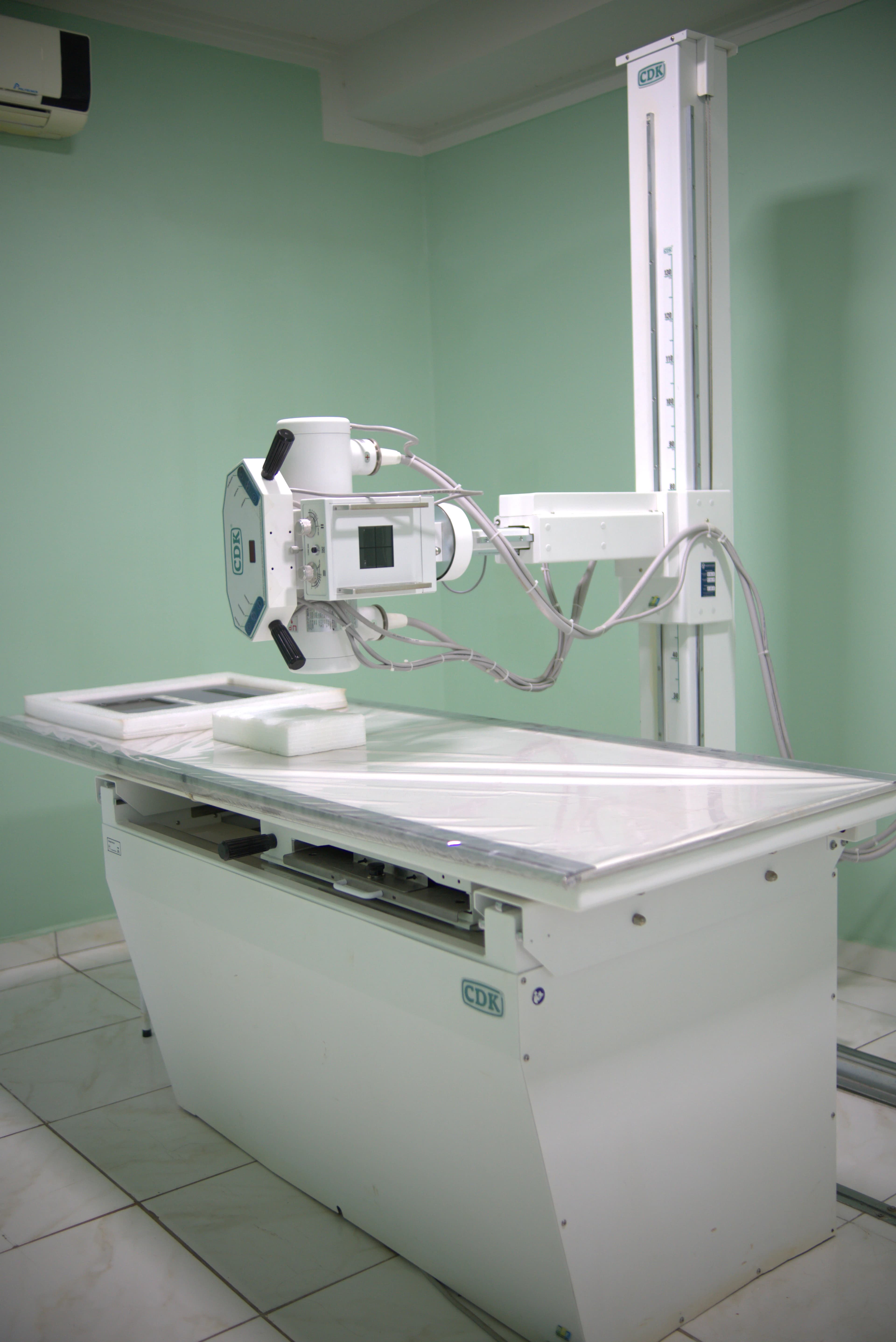 Sala de Exames Raio-X com equipamento moderno